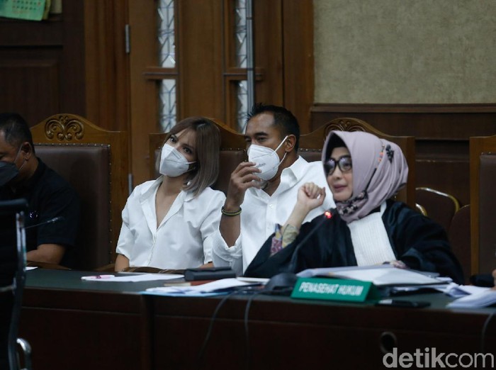 Nia Ramadhani Nia Ramadhani dan Ardi Bakrie kembali jalani sidang kasus narkoba