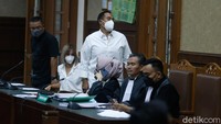 Ardi Bakrie dan Nia Ramadhani datang sambil bergandengan tangan di Pengadilan Negeri Jakarta Pusat. Terlihat juga sopir Nia Ramadhani yang juga menjadi terdakwa dalam kasus narkoba. Foto: Pool/Noel/detikFoto