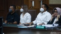 Nia Ramadhani dan Ardi Bakrie kompak menggunakan kemeja dan masker putih. Foto: Pool/Noel/detikFoto