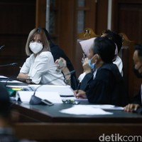 Pada sidang berikutnya, 9 Desember 2021, Nia Ramadhani tampil serasi dengan Ardi Bakrie berkemeja putih. Kali ini rambutnya digerai. Foto: Pool/Noel/detikFoto