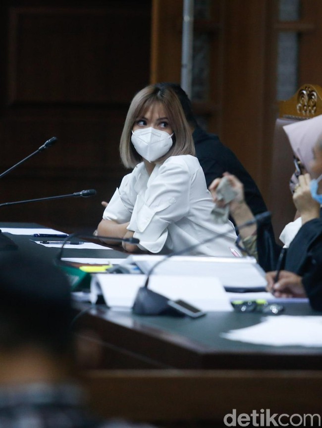 Pada sidang berikutnya, 9 Desember 2021, Nia Ramadhani tampil serasi dengan Ardi Bakrie berkemeja putih. Kali ini rambutnya digerai. Foto: Pool/Noel/detikFoto