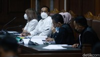 Selesai persidangan tak banyak kata yang diucapkan oleh Nia Ramadhani dan Ardi Bakrie selain memohon doa. Mohon doanya ya, kata Ardi Bakrie singkat yang berada dalam pengawalan ketat para bodyguard. Foto: Pool/Noel/detikFoto