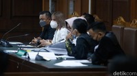 Sidang hari ini, Kamis (9/12/2021) beragendakan mendengarkan keterangan saksi, salah satu saksi yang hadir adalah ART Nia Ramadhani. Foto: Pool/Noel/detikFoto
