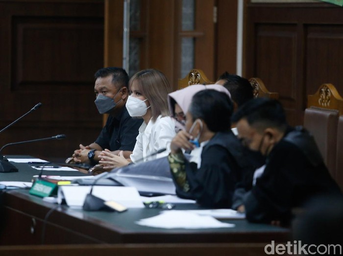 Nia Ramadhani Nia Ramadhani dan Ardi Bakrie kembali jalani sidang kasus narkoba