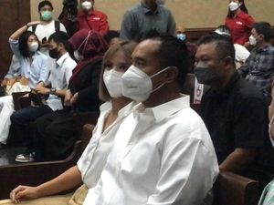 Nia Ramadhani-Ardi Bakrie Bergandengan Jalani Sidang Lanjutan Narkoba