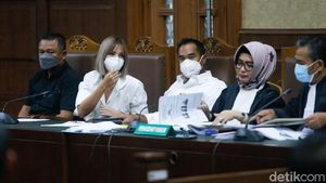 Gaya Nia Ramadhani-Ardi Bakrie yang Kompak Terus di Persidangan