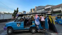 Selain jadi hiburan anak-anak, odong-odong yang beroperasi di kawasan Kampung Pulo, Jatinegara, Jakarta Timur, juga digemari ibu-ibu.