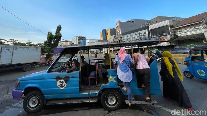 Odong-odong Hiburan Murah Merakyat Odong-odong jadi hiburan murah untuk anak-anak. Di Kampung Pulo, Jakarta Timur, odong-odong juga jadi transportasi alternatif emak-emak.