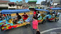 Odong-odong atau kereta mini kini menjadi moda transportasi baru untuk mengantarkan warga dalam beraktivitas selain wahana hiburan bagi anak-anak.