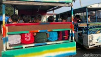 Di kawasan Kampung Pulo, Jatinegara, misalnya, 24 odong-odong beroperasi setiap hari.