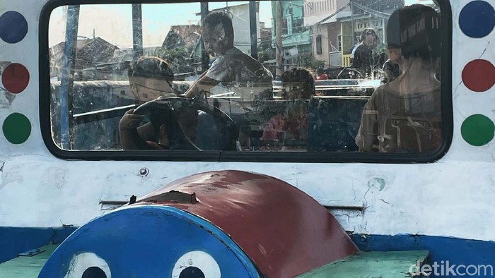 Odong-odong Hiburan Murah Merakyat Odong-odong jadi hiburan murah untuk anak-anak. Di Kampung Pulo, Jakarta Timur, odong-odong juga jadi transportasi alternatif emak-emak.