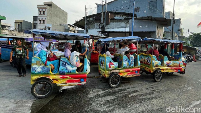 Odong-odong Hiburan Murah Merakyat Odong-odong jadi hiburan murah untuk anak-anak. Di Kampung Pulo, Jakarta Timur, odong-odong juga jadi transportasi alternatif emak-emak.