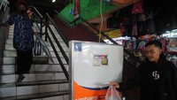 Warga memanfaatkan fasilitas alat timbangan ukur ulang elektronik di Pasar Gunung Batu, Kota Bogor, Jawa Barat, Kamis (9/12/2021).