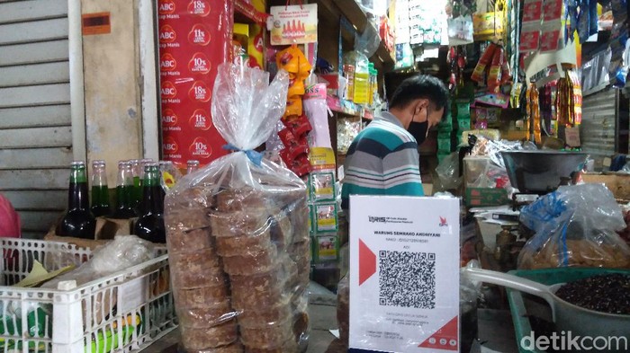 Pedagang Pasar Segamas Purbalingga mulai menggunakan QRIS dalam transaksi jual beli, Kamis (9/12/2021).