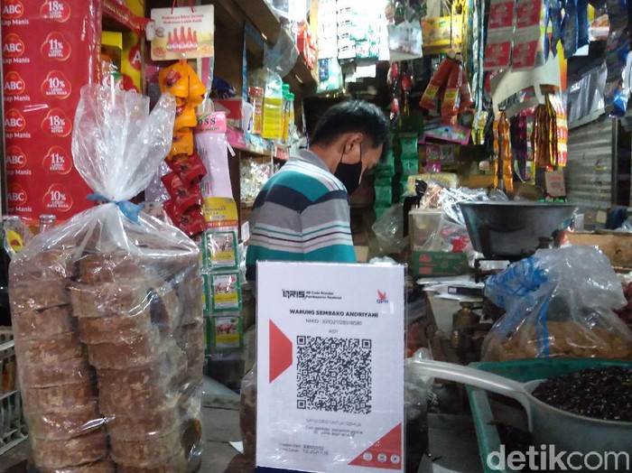 Pedagang Pasar Segamas Purbalingga mulai menggunakan QRIS dalam transaksi jual beli, Kamis (9/12/2021).