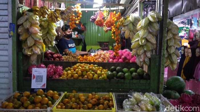 Pedagang Pasar Segamas Purbalingga mulai menggunakan QRIS dalam transaksi jual beli, Kamis (9/12/2021).
