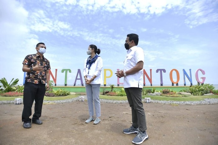 Pemuda Desa Ujung Gebang Sulap Tempat Sampah Jadi Desa Wisata Pantai