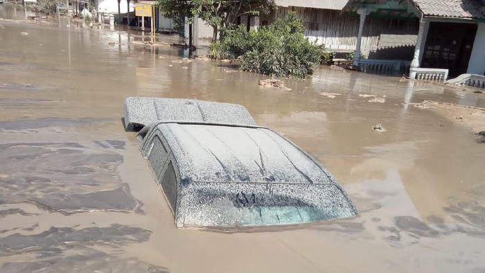 Penampakan mobil Satgas Bencana UNS Solo yang tertimbun lahar dingin Gunung Semeru