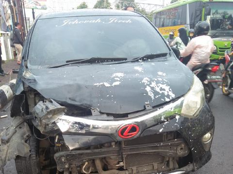 Penampakan Mobil Tabrak Pemotor di Bekasi
