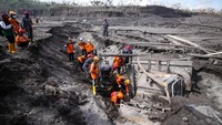 Tim SAR gabungan bersama Marinir mencari korban yang tertimbun di jalur material guguran awan panas Gunung Semeru di Curah Koboan, Pronojiwo, Jawa Timur.