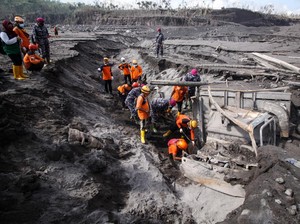Mendesak! Pengungsi Erupsi Semeru Butuh Air Bersih, Kasur-Pakaian Dalam