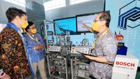 Business Development Manager Connected Solutions, Bosch di Indonesia Dhuha Abdul (tengah) didampingi perwakilan dari Bosch Rexroth (kanan) menjelaskan teknologi mMS 4.0 dari Bosch Rexroth kepada perwakilan delegasi Sherpa Meeting G20 (tengah) di Gedung PIDI 4.0, Jakarta, Rabu (8/12).