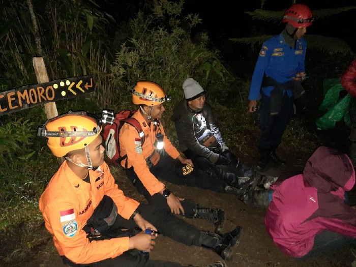 Penyelamatan pendaki Merbabu yang alami hipotermia, Kamis (9/12/2021).