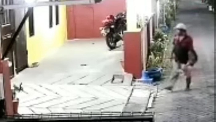 Perilaku meresahkan seorang pria sobeki jok motor di Kota Semarang.
