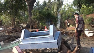 Dihantam Gelombang Pasang, Sejumlah Makam di Sulbar Hancur-Pindah Tempat