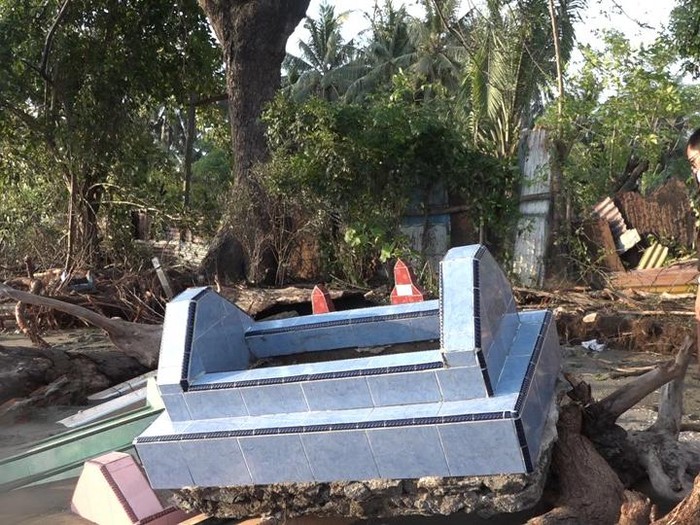 Permakaman Warga Lingkungan Alli-Alli, Kelurahan Takatidung, Polewali, Sulbar hancur diterjang gelombang pasang.