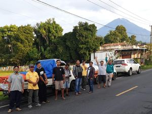 Peternak Ayam Layer Blitar Kirim 1,5 Ton Telur-Sembako ke Korban Erupsi Semeru