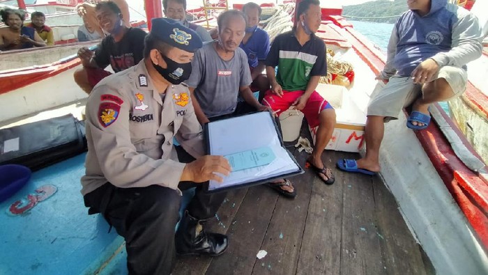 Petugas melakukan patroli ke perahu nelayan di pantai timur Pangandaran.