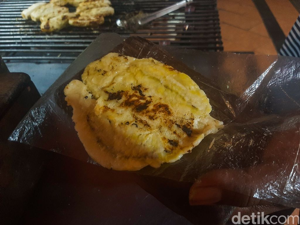 Pisang Plenet Pak Yuli, Pisang Bakar Klasik Topping Saus Nanas yang Legendaris Sejak 1970