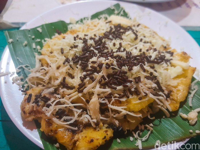 Pisang Plenet Pak Yuli Pisang Plenet Pak Yuli, Pisang Bakar Klasik Topping Saus Nanas yang Legendaris Sejak 1970