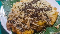 Kalau suka yang super manis, pisang plenet varian cokelat keju jadi pilihan yang tepat. Foto: detikFood/Yenny Mustika Sari