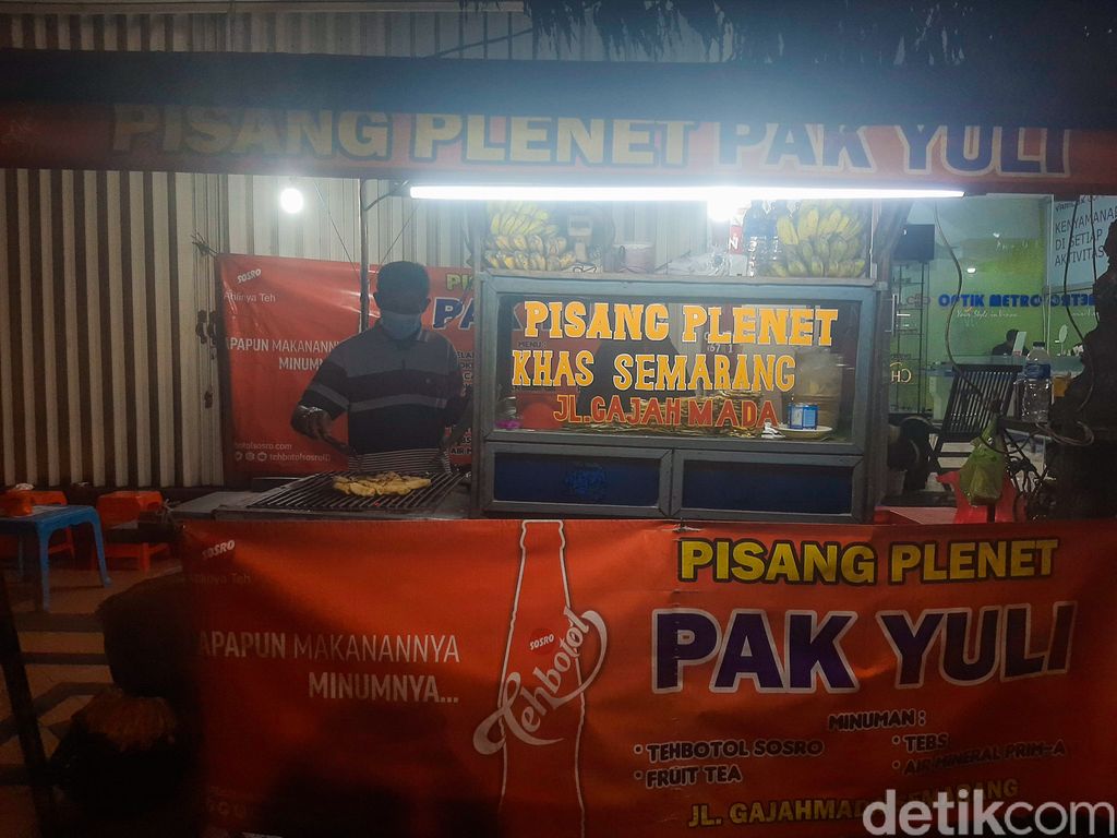 Pisang Plenet Pak Yuli, Pisang Bakar Klasik Topping Saus Nanas yang Legendaris Sejak 1970