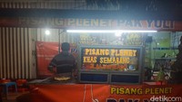 Jajanan berbahan dasar pisang kepok kuning satu ini namanya Pisang Plenet. Pisang bakar yang dipipihkan lalu diberikan aneka topping manis. Foto: detikFood/Yenny Mustika Sari
