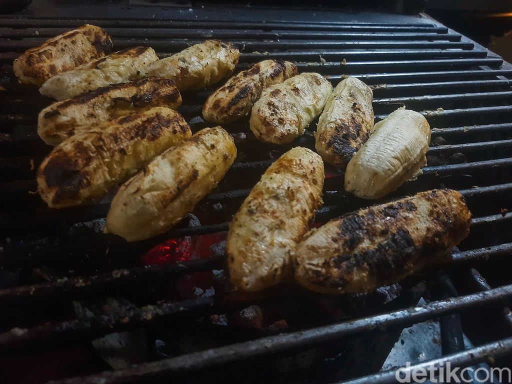 Pisang Plenet Pak Yuli, Pisang Bakar Klasik Topping Saus Nanas yang Legendaris Sejak 1970