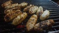 Pisang yang digunakan adalah pisang kepok. Proses pembakarannya menggunakan api arang selama 15-20 menit agar matang sempurna. Foto: detikFood/Yenny Mustika Sari