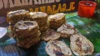 Setelah pisang dipipihkan, diberikan isian varian rasa sesuai selera, lalu ditumpuk lagi dengan pisang yang telah dipipihkan. Kemudian dibakar kembali, setelah itu baru disajikan dengan topping yang melimpah. Foto: detikFood/Yenny Mustika Sari