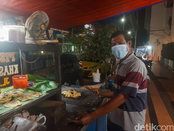 Pisang Plenet Pak Yuli Pisang Plenet Pak Yuli, Pisang Bakar Klasik Topping Saus Nanas yang Legendaris Sejak 1970