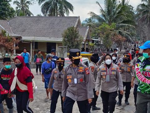 Polwan beri bantuan trauma healing ke korban erupsi Gunung Semeru (Dok Polri)