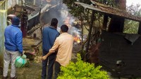 Tayangan video dari lokasi kejadian menunjukkan kerumunan orang berupaya memadamkan api yang membakar puing helikopter dengan ember berisi air. Sekelompok tentara tampak mengevakuasi salah satu penumpang dengan tandu rakitan. (Bangalore New Photos via AP).