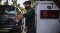 Jenderal Rawat merupakan Kepala Staf Pertahanan pertama di India -- jabatan itu dibentuk pemerintah tahun 2019, dan sosoknya dipandang dekat dengan PM Modi. (AP Photo/Altaf Qadri).