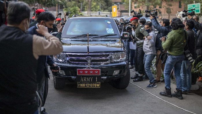Potret Kecelakaan Helikopter yang Tewaskan Kepala Staf Pertahanan India Indian Army chief General Manoj Mukund Naravane arrives at the residence of Chief of Defense Staff Bipin Rawat in New Delhi, India, Wednesday, Dec. 8, 2021. Indiaβs military chief, Gen. Bipin Rawat, and 12 others were killed Wednesday in a helicopter crash in southern Tamil Nadu state, the air force said. (AP Photo/Altaf Qadri)