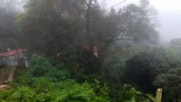 Jenderal berusia 63 tahun ini tengah bepergian bersama istrinya dan 12 orang lainnya dengan menggunakan helikopter Mi-17 buatan Rusia saat kecelakaan terjadi di dekat Coonoor, Tamil Nadu, pada Rabu (8/12) waktu setempat. (Bangalore New Photos via AP).