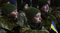 Seperti diketahui, hubungan Ukraina dan Rusia tengah memanas usai munculnya kabar Rusia berencana menginvasi Ukraina. Merespons hal tersebut, Rusia membantah rencana menginvasi Ukraina, namun citra-citra satelit menunjukkan penumpukan tentara Rusia di perbatasan yang memicu kekhawatiran pecahnya perang di Eropa. AP Photo/Andriy Andriyenko.