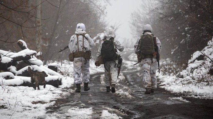 Hubungan Ukraina-Rusia tengah memanas di tengah munculnya kabar Rusia berencana invasi Ukraina. Para tentara Ukraina pun bersiap menghadapi ancaman tersebut.