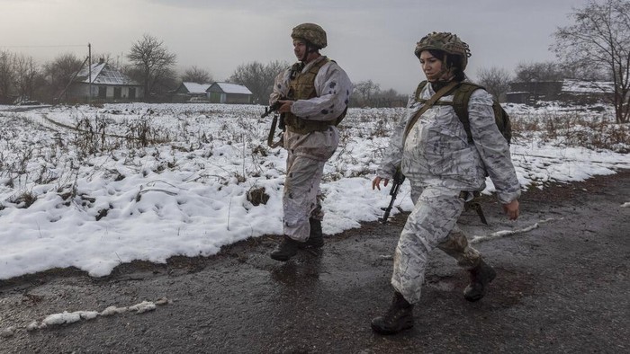 Potret Tentara Wanita di Garis Depan Pertahanan Ukraina Hubungan Ukraina-Rusia tengah memanas di tengah munculnya kabar Rusia berencana invasi Ukraina. Para tentara Ukraina pun bersiap menghadapi ancaman tersebut.