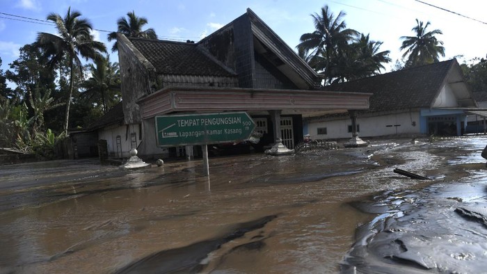 Puluhan Rumah di Desa Kamar Kajang Terendam Banjir Lahar Dingin Semeru Kondisi pemukiman warga yang tertimbun pasir dan batu di Dusun Kamar Kajang, Candipuro, Lumajang, Jawa Timur, Kamis (9/12/2021). Puluhan rumah di dusun tersebut terendam luapan air sungai bercampur material lahar dingin erupsi Gunung Semeru akibat diguyur hujan deras pada Selasa (7/12) dan Rabu (8/12) malam . ANTARA FOTO/Zabur Karuru/hp.